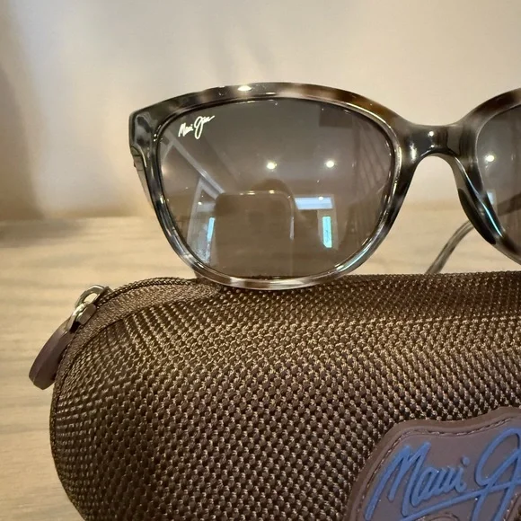Maui Jim Honi Grey Tortoise Stripe Polarized Sunglasses - Picture 2 of 9